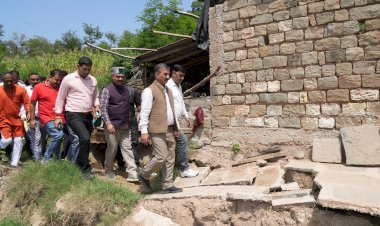 हमीरपुर जिला के गुरु का बन्न में मुख्यमंत्री ने आपदा प्रभावितों को गृह निर्माण के लिए भूमि दस्तावेज प्रदान किए........