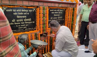 सोलंकी ने नाहन क्षेत्र की दो सड़कों के निर्माण कार्य का किया शिलान्यास. .. .. आपदा की घड़ी में पीड़ितों का दुख बांटने का प्रयास कर रहा हूं-अजय सोलंकी....