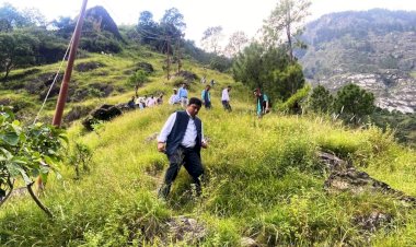 2 घंटे पैदल चलकर सुरु गांव पहुंचे उपायुक्त शिमला आदित्य नेगी ........ भूमि धंसाव से हो रहे हालात का लिया जायजा, भूवैज्ञानिकों से करवाया जाएगा सर्वे ....