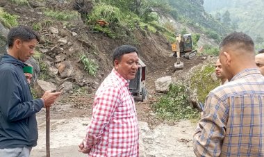 राजस्व मंत्री जगत सिंह नेगी स्वयं मौके पर पहुंच कर निगुलसारी में बाधित हुए राष्ट्रीय उच्चमार्ग-05 की बहाली का कर रहे हैं निरीक्षण......