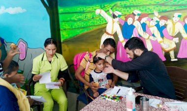 शिशु रोग विशेषज्ञ ने सैनवाला में जांचा 250  स्कूली व बाहरी बच्चों का स्वास्थ्य....   पी जी आई चंडीगढ़ के अनुभवी शिशु रोग विशेषज्ञ डॉ नज़ाकत हुसैन ने की जाँच ......