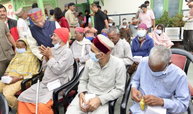 राज्यपाल शिव प्रताप शुक्ल ने बसंतपुर स्थित वृद्धाश्रम का दौरा किया.....वृद्धजनों की नियमित स्वास्थ्य जांच सुनिश्चित करने के निर्देश......