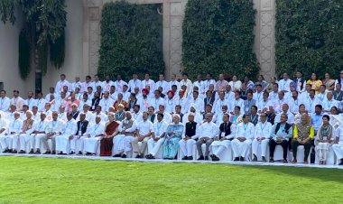 मुख्यमंत्री हैदराबाद में कांग्रेस कार्य समिति की बैठक  में .....