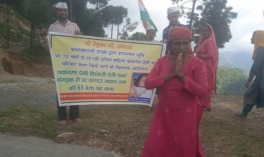 न्याय के लिए बैंडबाजे के साथ परिवार सहित  पदयात्रा पर निकली महिला.........
