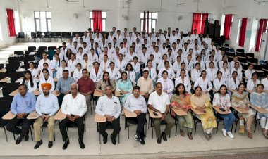 एमबीबीएस के नए बैच के लिए आयोजित किया व्हाइट कोट समारोह.......