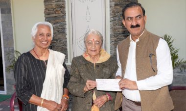 मां तुझे सलाम....... शिमला की 90 वर्षीय वयोवृद्ध सत्या कपूर व सुदर्शन मोहन ने आपदा राहत कोष में एक लाख रुपये का चेक भेंट किया.....