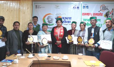 स्वच्छता में उत्कृष्ट कार्य करने के लिए जिला की 06 पंचायतों को उपायुक्त ने किया सम्मानित...