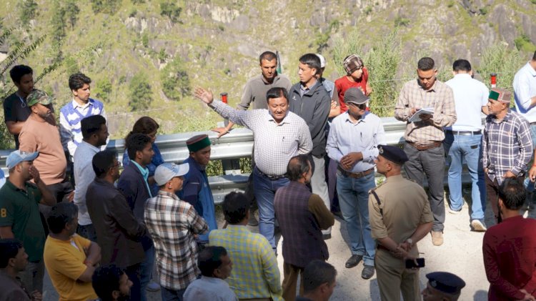 निगुलसरी में अवरुद्ध हुए राष्ट्रीय उच्चमार्ग-05 को युद्ध स्तर पर खोलने के  निर्देश........   ट्रांसशिपमेंट की सुविधा उपलब्ध करवाने को कहा   जगत सिंह नेगी