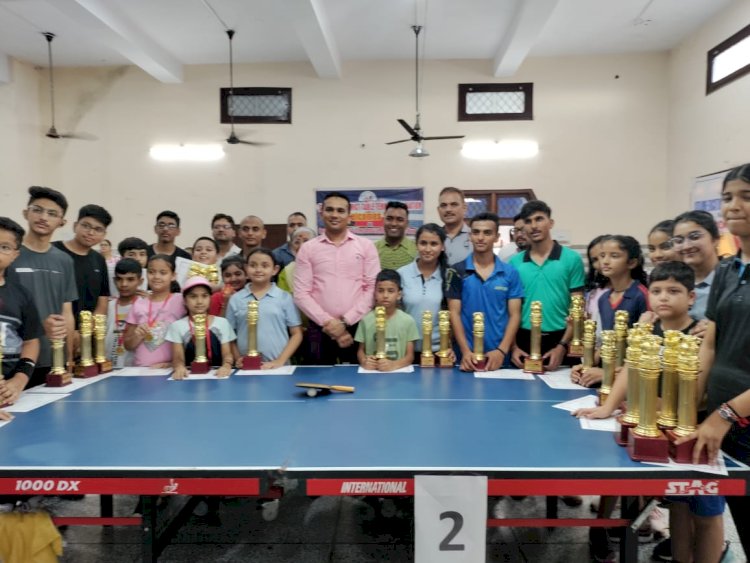 जूनियर वर्ग में अंडर-11लड़कियों की श्रेणी में नविका प्रथम .....लड़कों के वर्ग में रूद्राक्ष  विजेता ......नाहन के हिंदू आश्रममें जिला स्तरीय टेबल टेनिस प्रतियोगिता का आयोजन ...