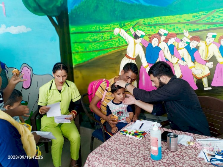 शिशु रोग विशेषज्ञ ने सैनवाला में जांचा 250  स्कूली व बाहरी बच्चों का स्वास्थ्य....   पी जी आई चंडीगढ़ के अनुभवी शिशु रोग विशेषज्ञ डॉ नज़ाकत हुसैन ने की जाँच ......