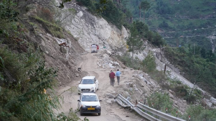 डीसी  किन्नौर ने निगुलसरी के सिंकिंग प्वाइंट का जायजा लिया........