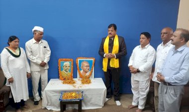गांधी ने सत्य, अहिंसा का पाठ पढ़ाते हुए पूरे राष्ट्र को राष्ट्रमुक्ति आंदोलन  के  लिए प्रेरित किया