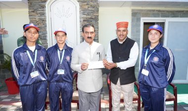 मंडी की राष्ट्रीय सेवा योजना (एनएसएस) इकाई  ने भेंट किया... मुख्यमंत्री राहत कोष में अंशदान..