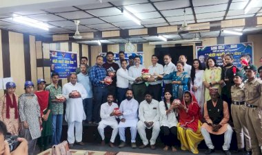 मेरी माटी मेरा देश कार्यक्रम के अंतर्गत  एकत्रित मिट्टी का कलश उपनिदेशक  नेहरू युवा केंद्र को  सौंपा