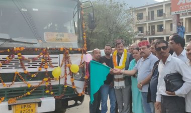परिवहन निगम की बस को हरी झंडी दिखाकर रवाना किया......