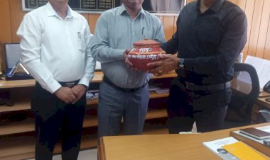 नवोदय विद्यालय के प्राचार्य ने डीसी को सौंपा अमृत कलश