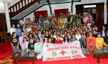 आरकेएमवी की छात्राओं ने राज भवन का दौरा किया