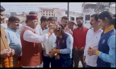 एशियन गेम्स में हीरो रही बेटियों का गृह जिला में जोरदार स्वागत, BJP प्रदेश अध्यक्ष की अगुवाई में कबड्डी खिलाड़ीयो का स्वागत,