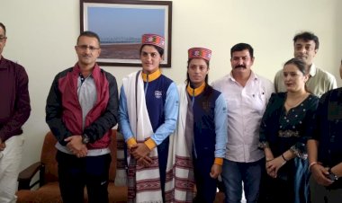 भारतीय महिला कबडडी टीम की कैप्टन रीतू नेगी और पुष्पा राणा को उपायुक्त सुमित खिमटा ने शॉल-टोपी भेंट कर किया सम्मानित