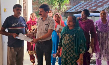 हर घर दस्तक अभियान में जुटा प्रशासन, नशे के खिलाफ मुहिम में खंड विकास अधिकारी ने खुद संभाला मोर्चा