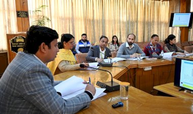 उपायुक्त ने बैंक अधिकारियों की समीक्षा बैठक ली.....