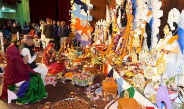 राज्यपाल ने कालीबाड़ी मंदिर में शीश नवाया