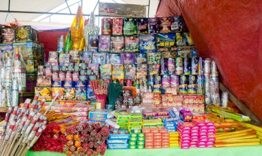 आयातित आतिशबाजी बेचने पर लाइसेंस धारकों के खिलाफ होगी नियमानुसार कार्रवाई -पटाखों की अवैध बिक्री पर रोक तथा आतिशबाजी रखने एवं विक्रय हेतु अस्थाई बूथ बनाने को लेकर दिशा निर्देश जारी