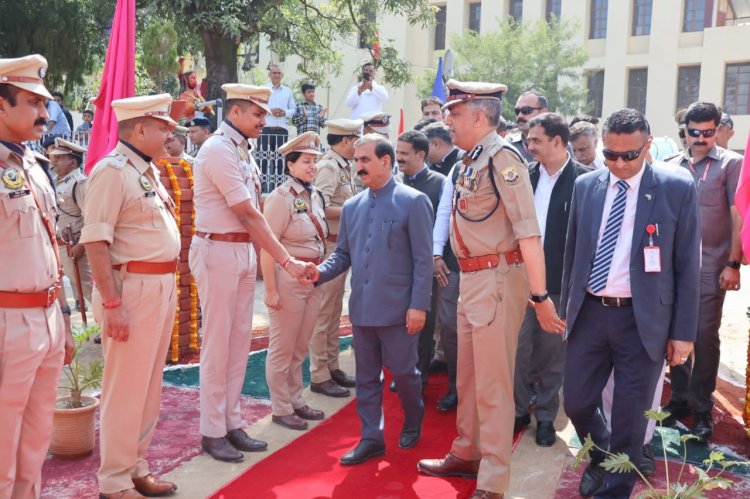 प्रदेश में शीघ्र ही कमांडो बल स्थापित होगा: मुख्यमंत्री...... मुख्यमंत्री ने डरोह में पुलिस बैरक तथा आवास सुविधा का लोकार्पण किया...