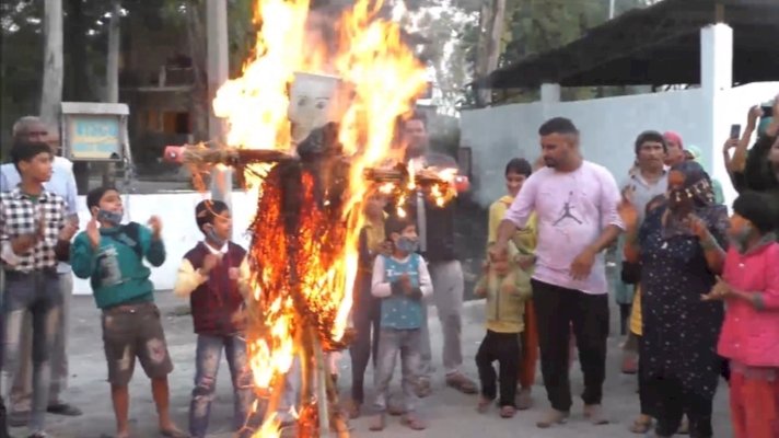 प्रदूषण नियंत्रण बोर्ड का ग्रामीणों का पुतला, आयरन वाली फैक्ट्री के खिलाफ ग्रामीणों का आमरण अनशन जारी,,