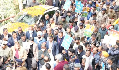 मुख्यमंत्री का शिमला वापिस लौटने पर कार्यकर्ताओं ने किया भव्य स्वागत देवी-देवताओं के आशीर्वाद और जनता की दुआओं से स्वस्थ होकर लौटाः मुख्यमंत्री