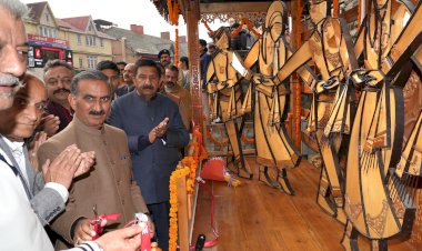 प्रोफेसर हिम चटर्जी की रचना पर तैयार भित्ति चित्र का उद्घाटन किया