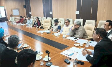 हमारा संकल्प विकसित भारत  कार्यक्रम के केन्द्रीय जिला प्रभारी डा. प्रमोद कौशिक ने नाहन में की अधिकारियों के साथ बैठक