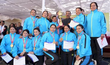 मुख्यमंत्री ने महिला कबड्डी टीम को किया सम्मानित