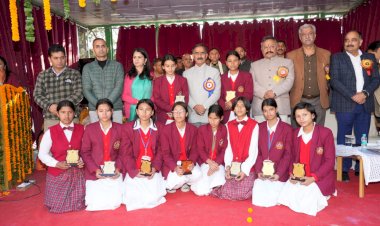 मुख्यमंत्री ने पोर्टमोर विद्यालय के वार्षिक पारितोषिक वितरण समारोह में मेधावियों को किया सम्मानित