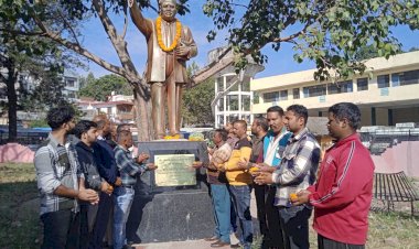 नाहन में संविधान दिवस पर बाबा साहेब की प्रतिमा पर पुष्प अर्पण किए