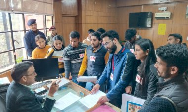 एस एफ आई  ने मांगों को लेकर  प्रशासनिक अधिकारी को ज्ञापन सौंपा