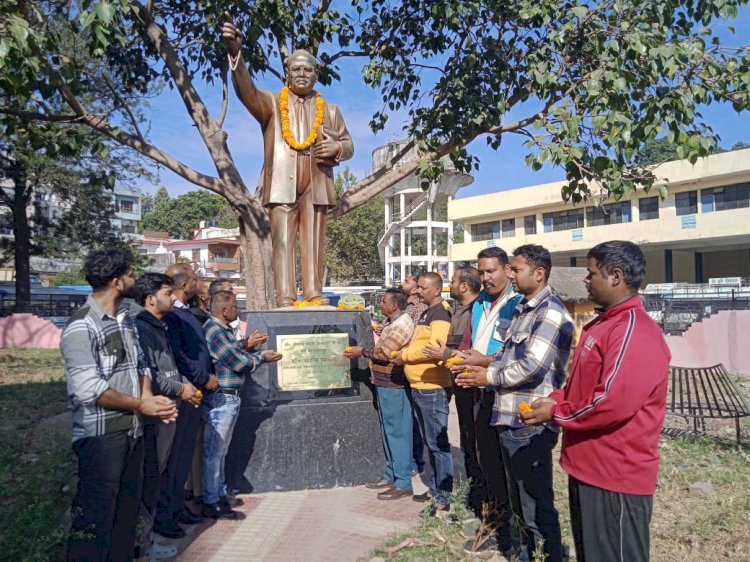 नाहन में संविधान दिवस पर बाबा साहेब की प्रतिमा पर पुष्प अर्पण किए