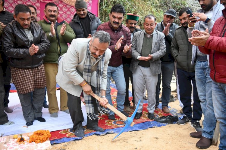 शिक्षा मंत्री ने कोटखाई क्षेत्र में 35 करोड़ से बनने वाली 3 सड़कों का किया भूमि पूजन