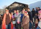 एपीएमसी के अध्यक्ष राम   सिंह मियां व   डीसी कुल्लू आशुतोष गर्ग ने किया पटईला गांव का दौरा। अग्नि प्रभावितों को बांटी राहत सामग्री