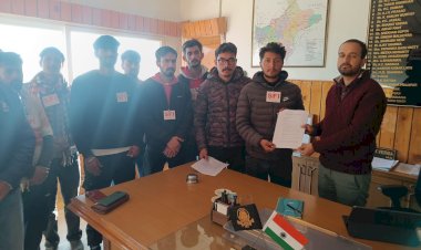 एस एफ आई के 12 नेताओं के निष्कासन पर उपायुक्त कार्यालय प्रदर्शन किया।