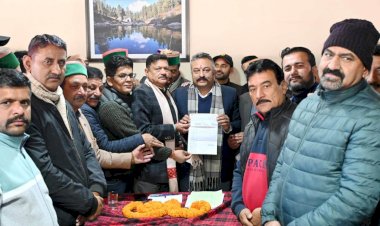 ग्रोवर यूनियन कुड्डू ने शिक्षा मंत्री को मुख्यमंत्री राहत कोष के लिए भेंट किया 05 लाख का चेक