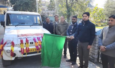 उपायुक्त ने ईवीएम प्रचार वाहन को हरी झंडी दिखाकर किया रवाना