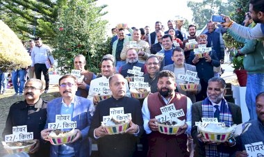 गोबर लेकर विधानसभा पहुंचे विपक्षी विधायक , जमकर प्रदर्शन किया