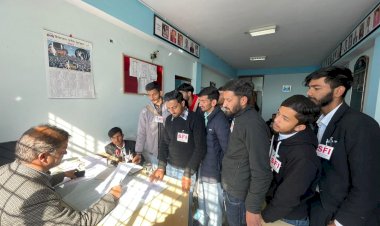 एस एफ आई ने  विश्वविद्यालय मुख्य छात्रापाल को ज्ञापन सौंपा