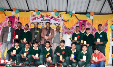 सुनील शर्मा बिट्टू ने मेधावी विद्यार्थियों को वितरित किए टैबलेट