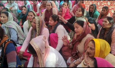 बिजली बोर्ड और वन विभाग के कार्यालय में की जाएगी तालाबंदी, घुमंतू गुर्जरों से परेशान लोगों का धरना जारी,