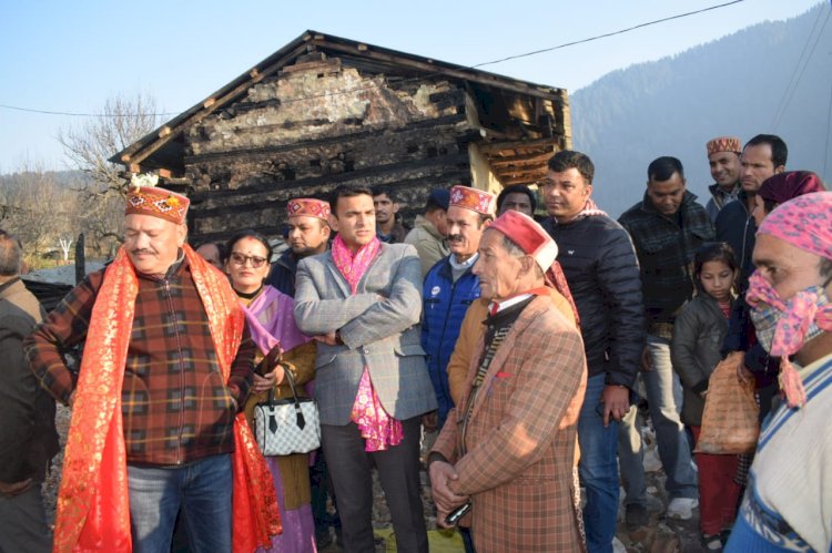 एपीएमसी के अध्यक्ष राम   सिंह मियां व   डीसी कुल्लू आशुतोष गर्ग ने किया पटईला गांव का दौरा। अग्नि प्रभावितों को बांटी राहत सामग्री