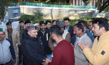 सभी विकास कार्यों को समय पर पूरा करना सुनिश्चित बनायें अधिकारी : विनय कुमार