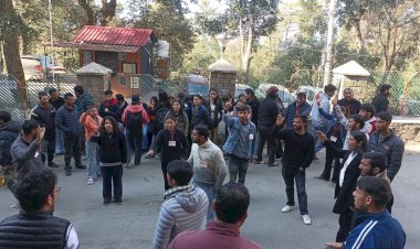 एसएफआई ने छात्रों को हॉस्टल से बाहर निकलने पर  विश्वविद्यालय प्रशासन के खिलाफ किया धरना प्रदर्शन