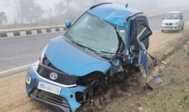 डिवाइडर से टकराई कार, मां की मौत बेटी हादसे में घायल